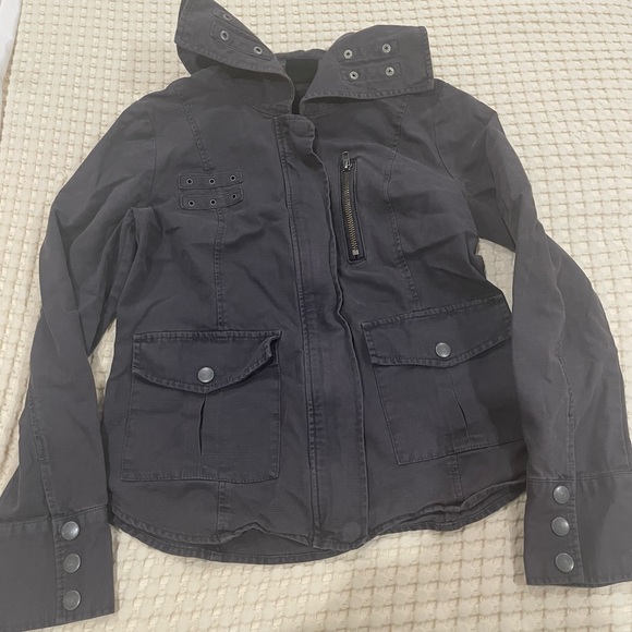 Trouvé: Dark gray light jacket with unique details and two front pockets - Picture 2 of 6